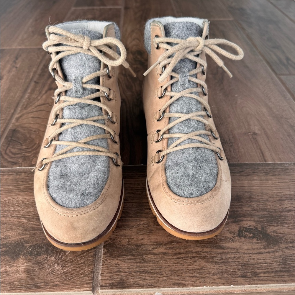 Women’s Sorel Tan and Gray Winter Boots  size 9